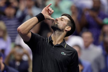 Djokovic celebra su triunfo contra Fritz en la Arthur Ashe de Nueva York.
