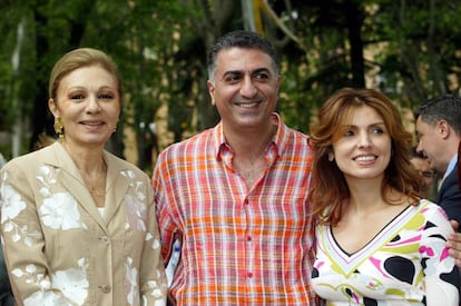 Farah Diba, su hijo Reza Pahlavi y su esposa Yasmine.