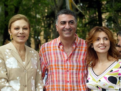 Farah Diba, su hijo Reza Pahlavi y su esposa Yasmine.