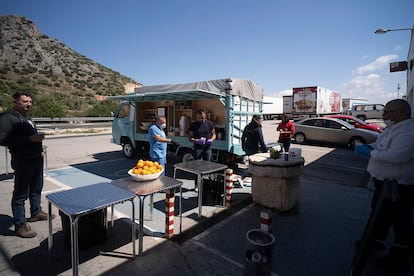 Zona habilitada por el restaurante El Hacho, en Lora de Estepa (Sevilla), para que camioneros y transportistas puedan parar a comer y refrescarse de forma gratuita.