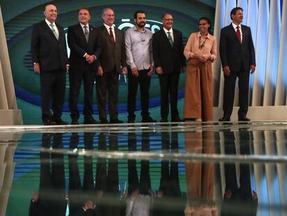 Os candidatos posam para fotos antes do debate na Globo.