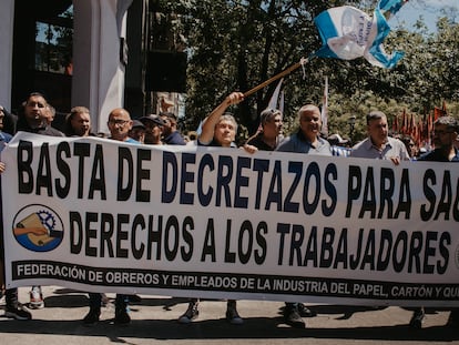 Obreros y empleados se manifestaban el miércoles en contra de las reformas del Gobierno de Javier Milei, en Buenos Aires.