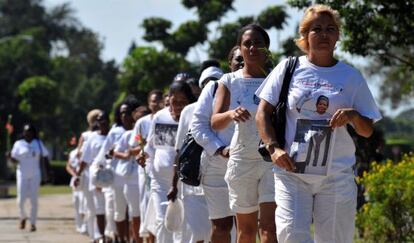 Marcha de Las Damas de Blanco, en Cuba, tras la muerte del opositor Wilman Villar, fallecido en una huelga de hambre el día 18.