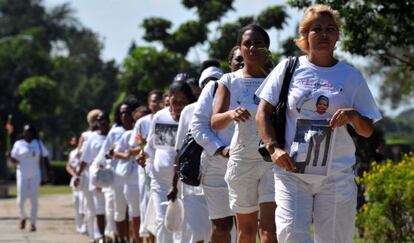 Marcha de Las Damas de Blanco, en Cuba, tras la muerte del opositor Wilman Villar, fallecido en una huelga de hambre el d&iacute;a 18. 