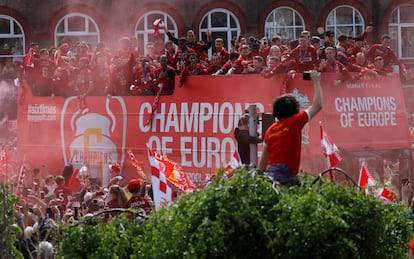 En un autobús rojo que llevaba el mensaje "Campeones de Europa", los integrantes del equipo que dirige el alemán Jürgen Klopp se pasearon por Liverpool mientras la gente gritaba "¡campeones!".