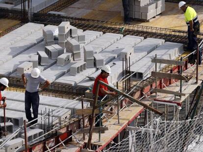  Trabajadores de la construcción levantan un edificio en Bilbao.