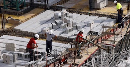  Trabajadores de la construcción levantan un edificio en Bilbao.