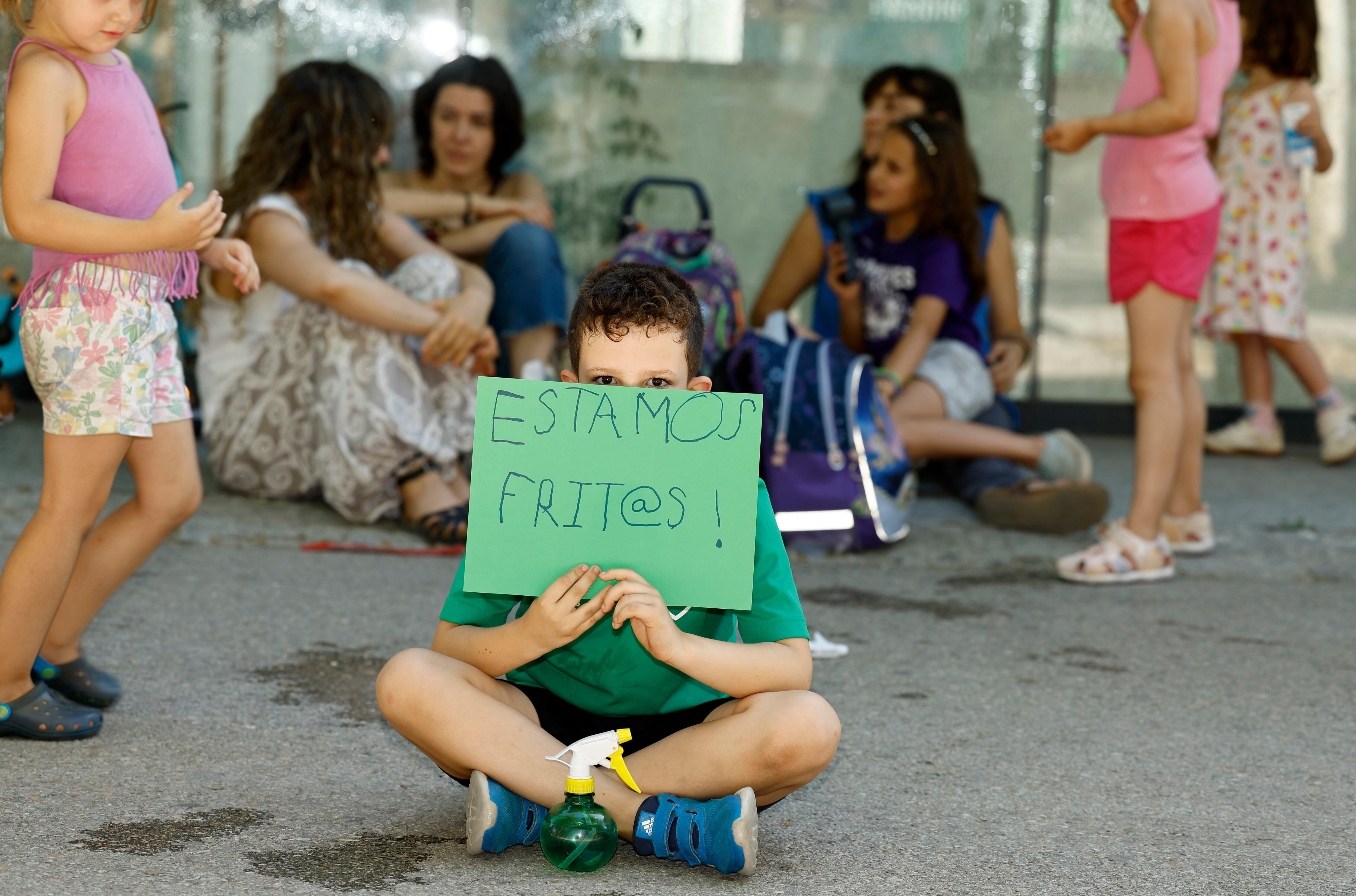 Un niño en la protesta de padres y alumnos en la junta municipal del distrito de Arganzuela por el calor en las aulas.