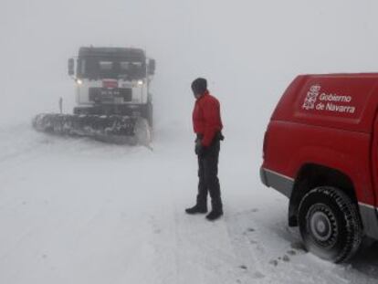 El conductor fue arrollado por una furgoneta que perdió el control por la nieve acumulada en la calzada