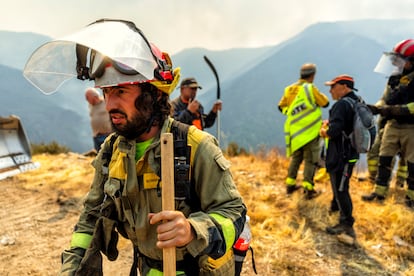 El retén de brigadistas trabaja en una ladera cercana al Teixadal de Casaio, Orense.