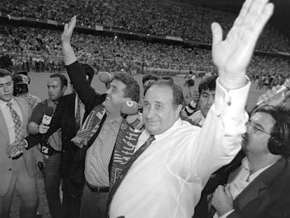 Antic y Gil saludan desde el c&eacute;sped del Calder&oacute;n tras la consecuci&oacute;n del doblete.