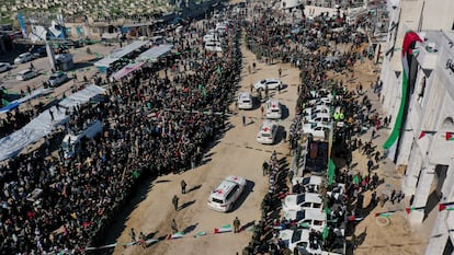 An aerial view shows Palestinian militants, Hamas and Islamic jihad gathered near vehicles of the International Red Cross Committee (CICR), during the release of four Israeli military, who had been retained in Gaza since the mortal attack of 7 October 2023, in the city of Gaza, on January 25, 2025.