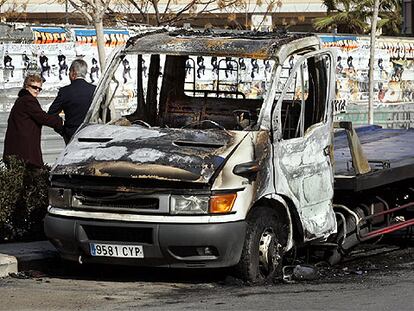 El camión-grúa incendiado en la madrugada de ayer en la calle de Alfahuir, en Valencia.