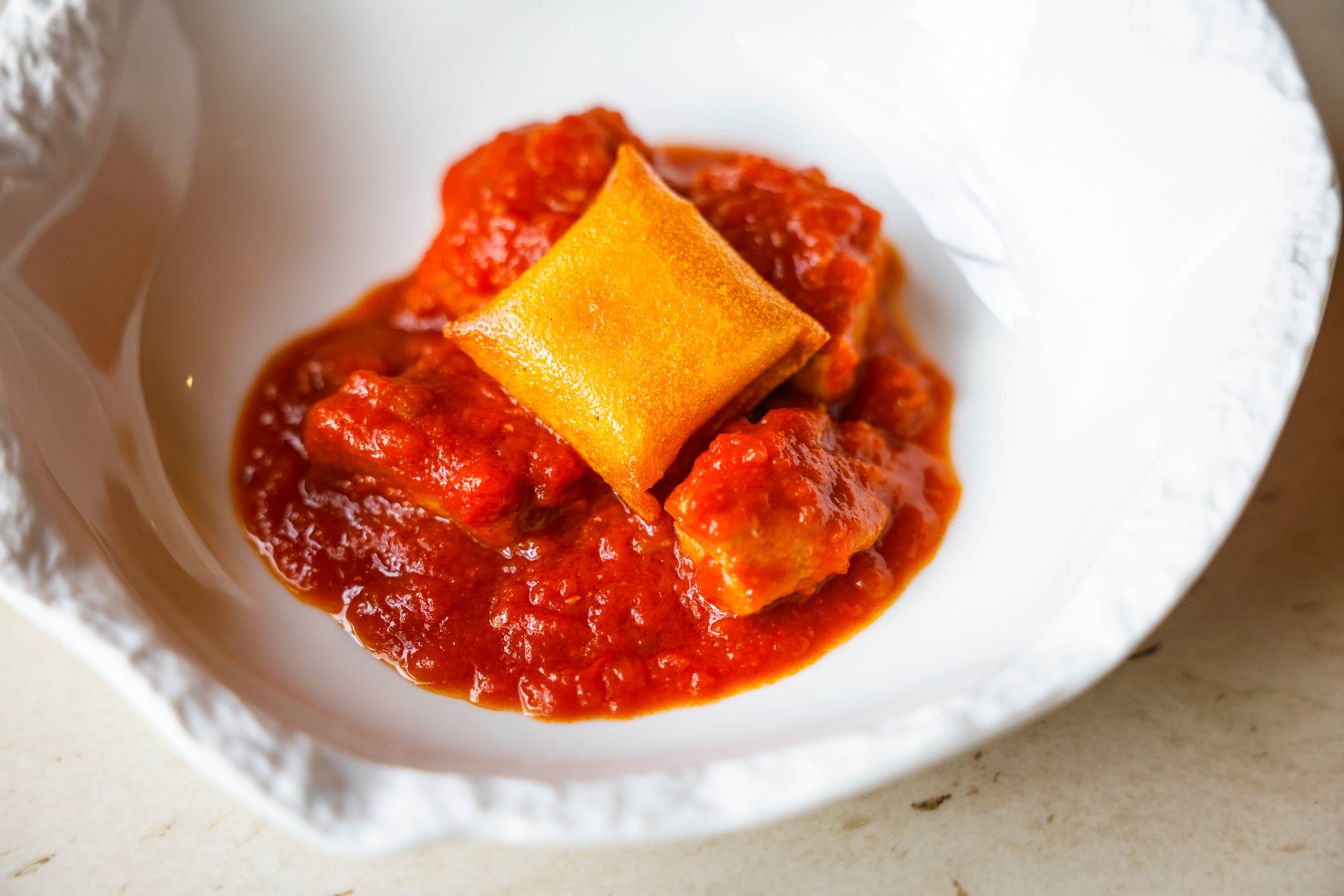 El atún de almadraba en tomate con yema frita es uno de sus guisos clásicos.