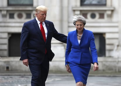 Donald Trump y Theresa May caminan juntos antes de su comparecencia ante los medios.
