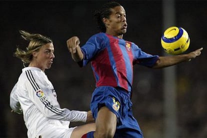 Ronaldinho se anticipa a Guti en una jugada.