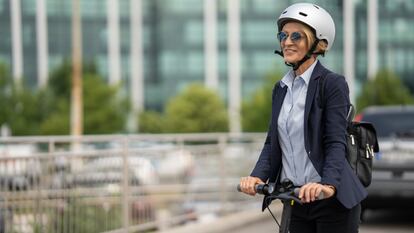 Muévete con mayor seguridad en patinete eléctrico llevando un casco. GETTY IMAGES.