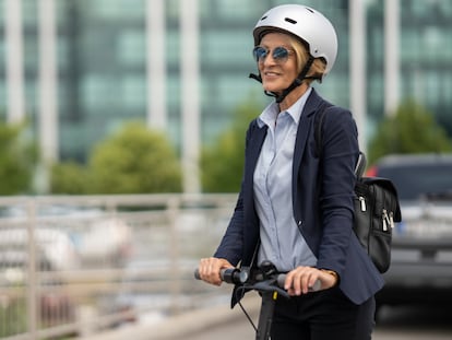 Muévete con mayor seguridad en patinete eléctrico llevando un casco. GETTY IMAGES.