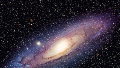 La Vía Láctea es la galaxia en la que se encuentra el Sistema Solar y, por ende, la Tierra.