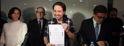 Pablo Iglesias (en el centro de la imagen) ense&ntilde;a las propuestas econ&oacute;micas de Podemos, elaboradas por Vin&ccedil;ent Navarro (izquierda) y Juan Torres.