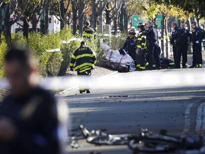 Miembros de la unidad de emergencias retiran el cuerpo de una v&iacute;ctima mortal del atropello del martes.