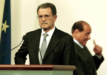 Mientras Romano Prodi, presidente de la Comisión Europea, atiende a los medios en una rueda de prensa conjunta en Roma en julio de 2003, el primer ministro italiano Berlusconi gesticula en segundo término.