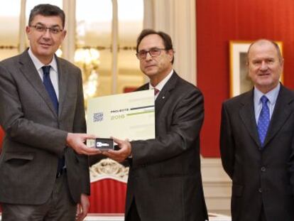 El consejero de Hacienda, Vicent Soler, entrega el proyecto de ley de Presupuestos de la Generalitat 2016 al presidente de las Cortes.