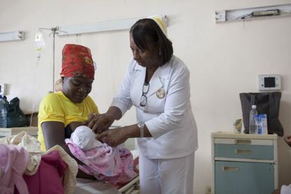 Una matrona indica c&oacute;mo dar el pecho a una madre primeriza en el hospital Antonio Musa, en San Pedro de Macor&iacute;s (Rep&uacute;blica Dominicana).
 
 