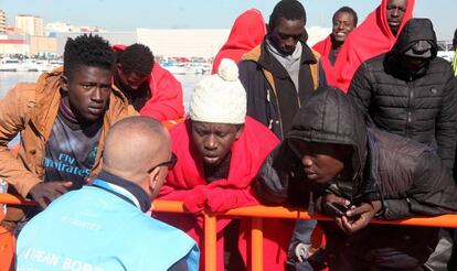 Un agente de Frontex junto a un grupo de subsaharianos rescatados el martes.