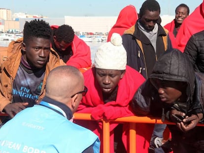 Un agente de Frontex junto a un grupo de subsaharianos rescatados el martes.