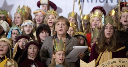 Angela Merkel, canta villancicos con ni&ntilde;os de las 27 di&oacute;cesis cat&oacute;licas existentes en la Canciller&iacute;a en Berl&iacute;n. 