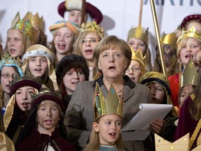 Angela Merkel, canta villancicos con ni&ntilde;os de las 27 di&oacute;cesis cat&oacute;licas existentes en la Canciller&iacute;a en Berl&iacute;n. 