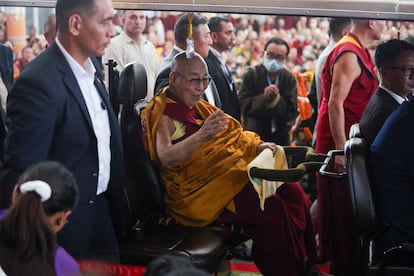 El Dalái Lama, al terminar la ceremonia de oración por su cumpleaños, este sábado en   Dharamshala (India).