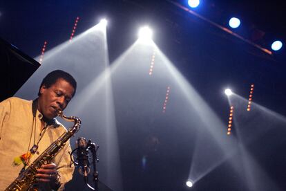 Wayne Shorter actuando en el festival Marciac Jazz, Francia, el 13 de agosto de 2005.