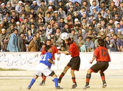 Unos 10.000 aficionados afganos al fútbol acudieron al estadio de Kabul para presenciar la final de Copa.