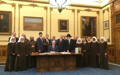 Imagen compartida por el gobernador Pence en Twitter tras firmar la legislación en presencia de líderes religiosos de Indiana.