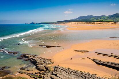 Valdearenas, Piélagos in Cantabria. Located within the Liencres Dunes and Quebrada Coast natural park, this beach features a long chain of sand dunes, formed by the wind and sediment brought in by the Pas River. With huge waves – make sure to stay close to the lifeguards – Valdearenas is also a major surfing mecca. The beach has enough parking for 820 cars.