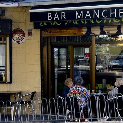 MADRID, 22/09/2020.- Varias ancianas se toman un café en la terraza de un bar de Usera, uno de los barrios afectados por las restricciones sanitarias, este martes, en Madrid. La expansión del coronavirus sigue disparada en la Comunidad de Madrid que, con más de un tercio de los contagios de toda España, vive este martes la segunda jornada de restricciones en 37 distritos sanitarios, sin que tras la reunión de la presidenta regional, Isabel Díaz Ayuso, y el jefe del Ejecutivo, Pedro Sánchez, se hayan anunciado otras medidas específicas. EFE/Ballesteros