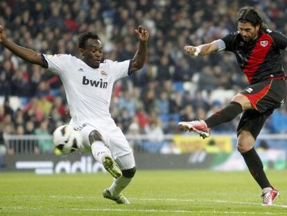 Chori Dominguez lanza ante Essien.
