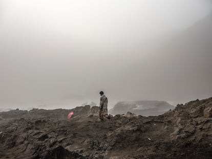 neblina cubre a los trabajadores de limpieza en derrame petrolero Perú