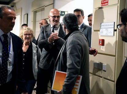 El senador de ERC en prisión provisional, Raül Romeva (en el centro), saluda a un grupo de senadores de su partido, entre los que se encuentra la portavoz del grupo, Mirella Cortés (segunda por la izquierda), a su llegada a la Cámara Alta.