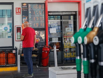 Un hombre mira los precios de los carburantes en una gasolinera de Madrid.