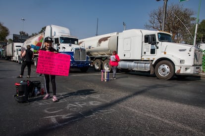 Una niña sostiene un cartel durante una manifestación para exigir la localización de Carolina Islas, el pasado 3 de febrero, en la carretera México-Cuernavaca.