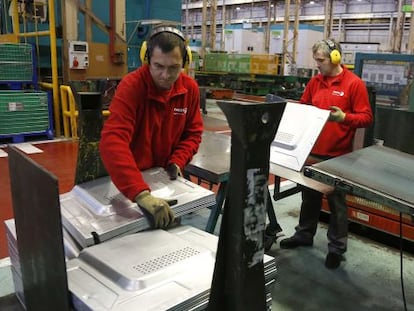 Dos empleados de la nueva Fagor fabrican unos hornos en la planta de Garagarza, en Mondragón. 