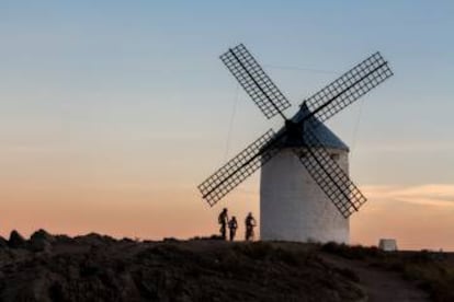 Cyclists at the windmills of Consuegra (Toledo province), on the Ruta del Quijote.