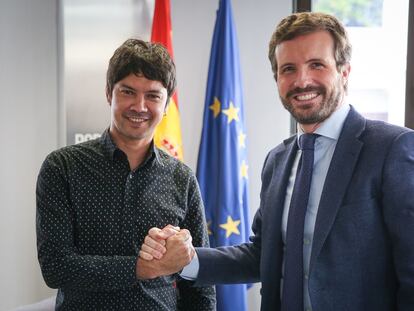 Pablo Casado y Yunior García durante su encuentro este jueves en Madrid