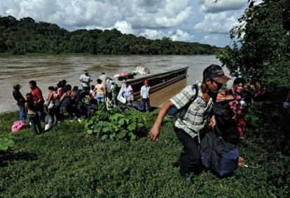 Un grupo de nicaragüenses entra en Costa Rica tras cruzar el río San Juan.