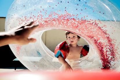 Simón, en la piscina. Zaragoza, 2021.