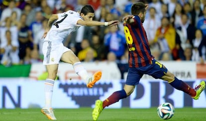 Di María remata ante Jordi Alba para marcar el primer gol del partido. 
