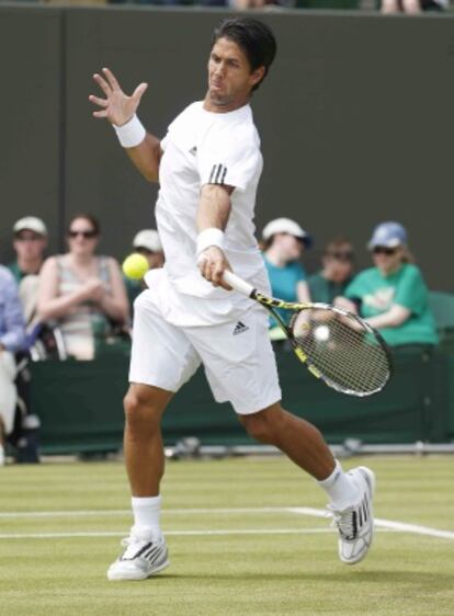 Verdasco golpea la pelota ante Gulbis.